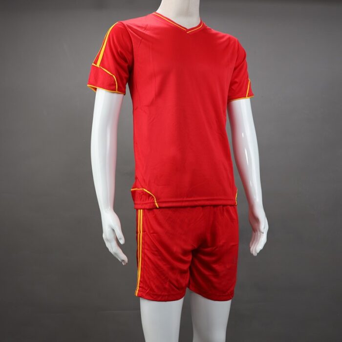 ⁦طقم رياضي (تيشيرت وشورت) للشباب لون أحمر وأصفر⁩ - الصورة ⁦4⁩