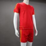 ⁦طقم رياضي (تيشيرت وشورت) للشباب لون أحمر وأصفر⁩ - الصورة ⁦5⁩