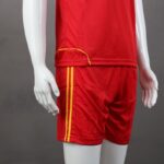 ⁦طقم رياضي (تيشيرت وشورت) للشباب لون أحمر وأصفر⁩ - الصورة ⁦6⁩