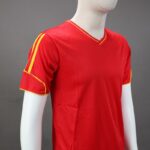 ⁦طقم رياضي (تيشيرت وشورت) للشباب لون أحمر وأصفر⁩ - الصورة ⁦7⁩