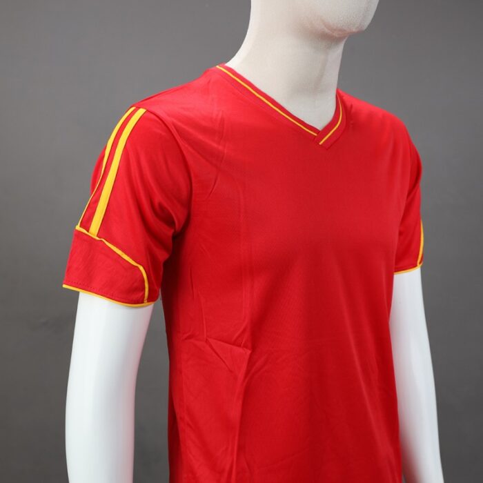 ⁦طقم رياضي (تيشيرت وشورت) للشباب لون أحمر وأصفر⁩ - الصورة ⁦7⁩