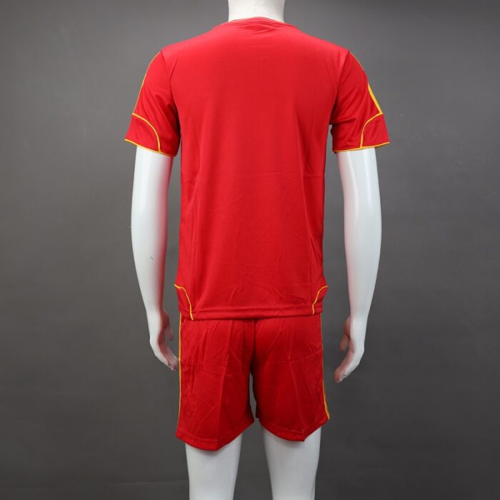 ⁦طقم رياضي (تيشيرت وشورت) للشباب لون أحمر وأصفر⁩ - الصورة ⁦9⁩
