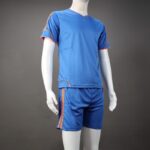 ⁦طقم رياضي (تيشيرت وشورت) للشباب لون أزرق وبرتقالي⁩ - الصورة ⁦6⁩