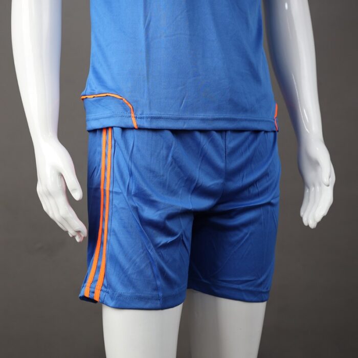 ⁦طقم رياضي (تيشيرت وشورت) للشباب لون أزرق وبرتقالي⁩ - الصورة ⁦7⁩