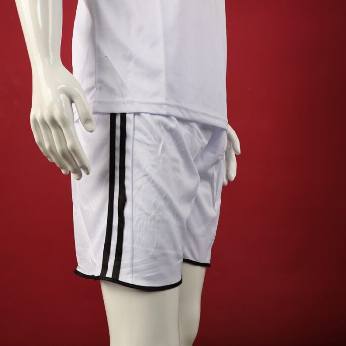 ⁦طقم رياضي (تيشيرت وشورت) للشباب لون أبيض وأسود⁩ - الصورة ⁦4⁩