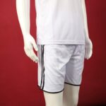 ⁦طقم رياضي (تيشيرت وشورت) للشباب لون أبيض وأسود⁩ - الصورة ⁦7⁩