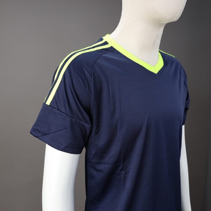 ⁦طقم رياضي (تيشيرت وشورت) للشباب لون كحلي وأصفر فسفوري⁩ - الصورة ⁦3⁩