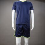 ⁦طقم رياضي (تيشيرت وشورت) للشباب لون كحلي وأصفر فسفوري⁩ - الصورة ⁦13⁩