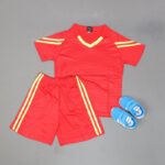 طقم رياضي (تيشيرت وشورت) للأطفال لون أحمر وأصفر