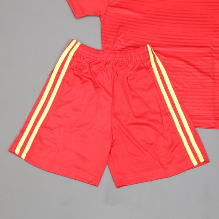 ⁦طقم رياضي (تيشيرت وشورت) للأطفال لون أحمر وأصفر⁩ - الصورة ⁦2⁩