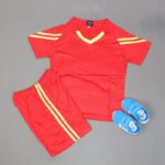 ⁦طقم رياضي (تيشيرت وشورت) للأطفال لون أحمر وأصفر⁩ - الصورة ⁦3⁩