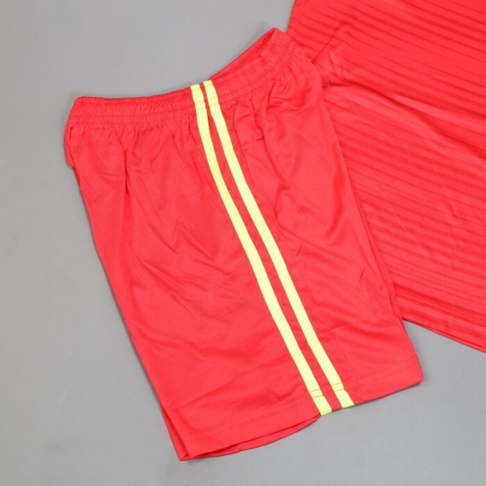 ⁦طقم رياضي (تيشيرت وشورت) للأطفال لون أحمر وأصفر⁩ - الصورة ⁦4⁩