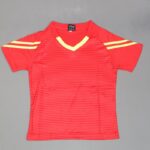 ⁦طقم رياضي (تيشيرت وشورت) للأطفال لون أحمر وأصفر⁩ - الصورة ⁦5⁩