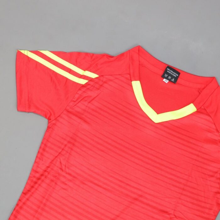 ⁦طقم رياضي (تيشيرت وشورت) للأطفال لون أحمر وأصفر⁩ - الصورة ⁦6⁩