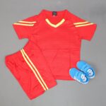 ⁦طقم رياضي (تيشيرت وشورت) للأطفال لون أحمر وأصفر⁩ - الصورة ⁦7⁩