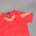 ⁦طقم رياضي (تيشيرت وشورت) للأطفال لون أحمر وأصفر⁩ - الصورة ⁦8⁩