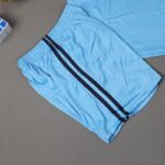 ⁦طقم رياضي (تيشيرت وشورت) للأطفال لون أزرق سماوي وأزرق⁩ - الصورة ⁦2⁩