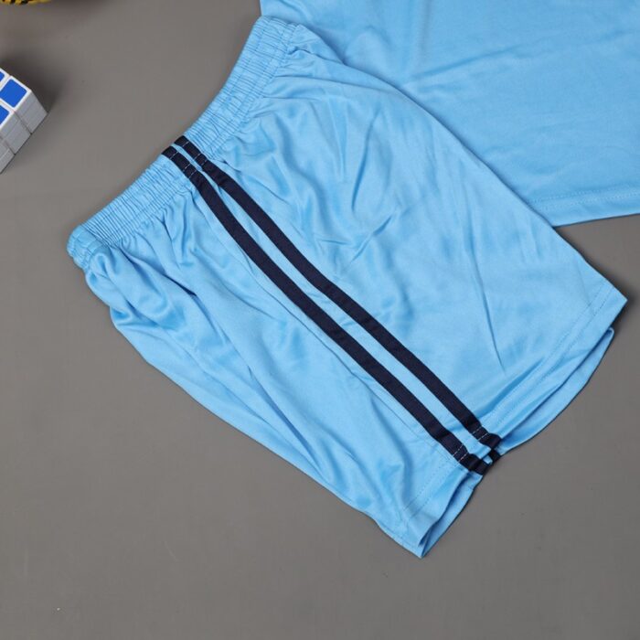 ⁦طقم رياضي (تيشيرت وشورت) للأطفال لون أزرق سماوي وأزرق⁩ - الصورة ⁦2⁩