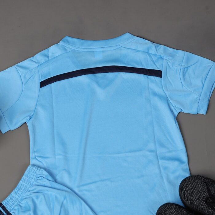 ⁦طقم رياضي (تيشيرت وشورت) للأطفال لون أزرق سماوي وأزرق⁩ - الصورة ⁦3⁩