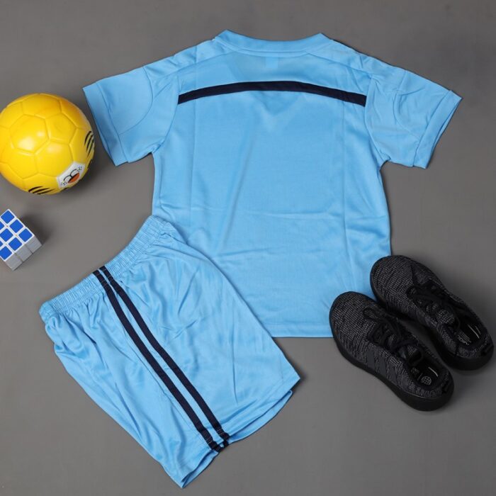 ⁦طقم رياضي (تيشيرت وشورت) للأطفال لون أزرق سماوي وأزرق⁩ - الصورة ⁦4⁩