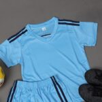 ⁦طقم رياضي (تيشيرت وشورت) للأطفال لون أزرق سماوي وأزرق⁩ - الصورة ⁦6⁩