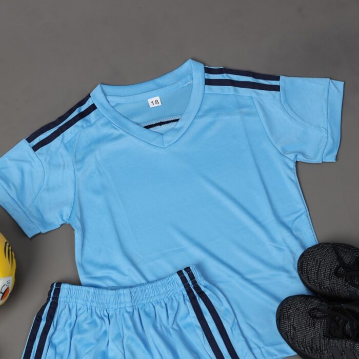 ⁦طقم رياضي (تيشيرت وشورت) للأطفال لون أزرق سماوي وأزرق⁩ - الصورة ⁦6⁩