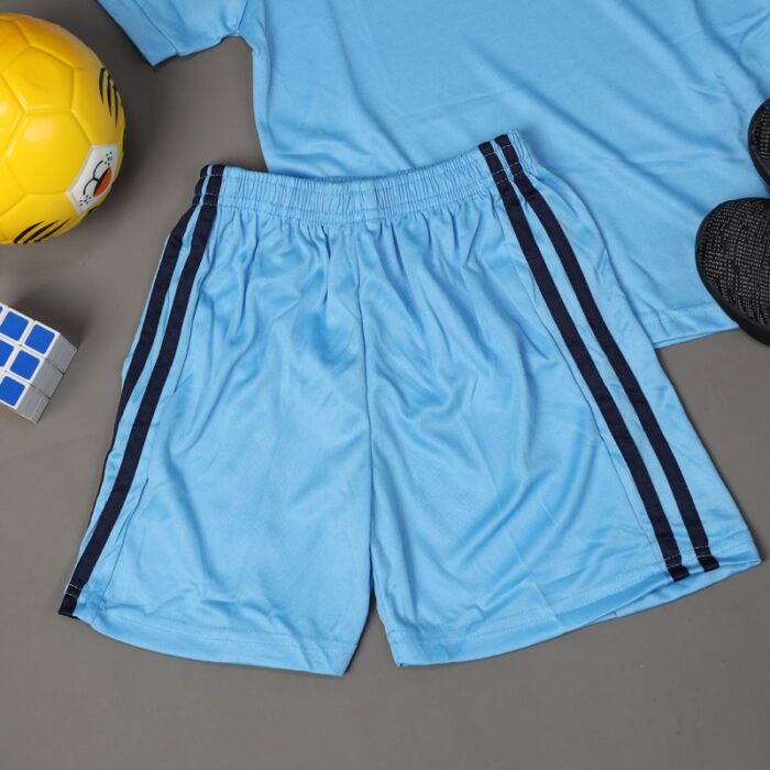 ⁦طقم رياضي (تيشيرت وشورت) للأطفال لون أزرق سماوي وأزرق⁩ - الصورة ⁦7⁩