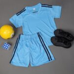 ⁦طقم رياضي (تيشيرت وشورت) للأطفال لون أزرق سماوي وأزرق⁩ - الصورة ⁦8⁩