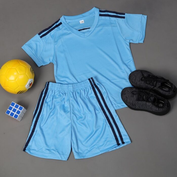 ⁦طقم رياضي (تيشيرت وشورت) للأطفال لون أزرق سماوي وأزرق⁩ - الصورة ⁦8⁩