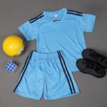 ⁦طقم رياضي (تيشيرت وشورت) للأطفال لون أزرق سماوي وأزرق⁩ - الصورة ⁦10⁩