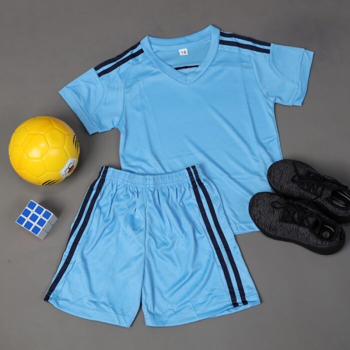 ⁦طقم رياضي (تيشيرت وشورت) للأطفال لون أزرق سماوي وأزرق⁩ - الصورة ⁦10⁩