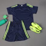 طقم رياضي (تيشيرت وشورت) للأطفال لون كحلي وأصفر