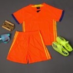 ⁦طقم رياضي (تيشيرت وشورت) للأطفال لون برتقالي وأصفر⁩ - الصورة ⁦2⁩