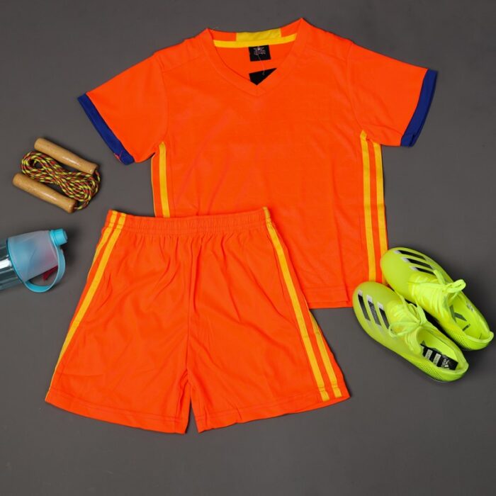 ⁦طقم رياضي (تيشيرت وشورت) للأطفال لون برتقالي وأصفر⁩ - الصورة ⁦2⁩
