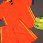 ⁦طقم رياضي (تيشيرت وشورت) للأطفال لون برتقالي وأصفر⁩ - الصورة ⁦3⁩