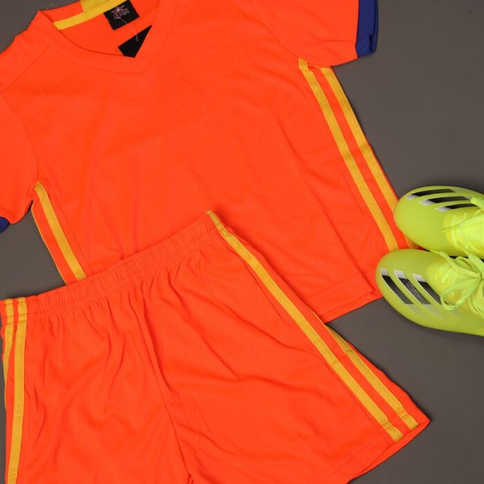 ⁦طقم رياضي (تيشيرت وشورت) للأطفال لون برتقالي وأصفر⁩ - الصورة ⁦3⁩