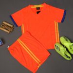 ⁦طقم رياضي (تيشيرت وشورت) للأطفال لون برتقالي وأصفر⁩ - الصورة ⁦4⁩