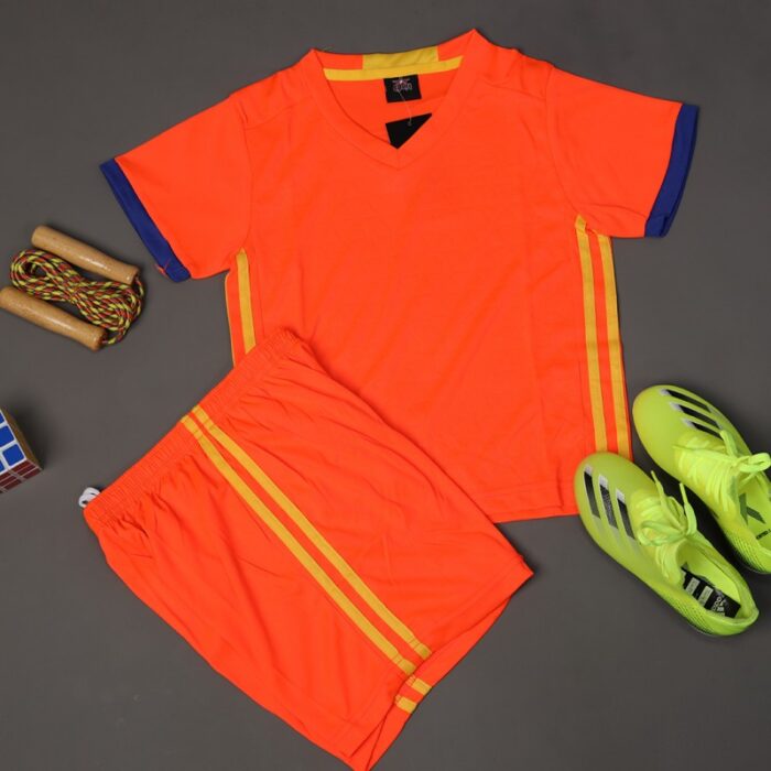 ⁦طقم رياضي (تيشيرت وشورت) للأطفال لون برتقالي وأصفر⁩ - الصورة ⁦4⁩
