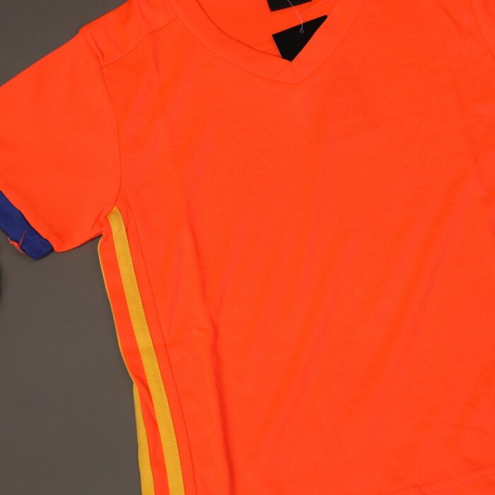 ⁦طقم رياضي (تيشيرت وشورت) للأطفال لون برتقالي وأصفر⁩ - الصورة ⁦5⁩