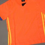 ⁦طقم رياضي (تيشيرت وشورت) للأطفال لون برتقالي وأصفر⁩ - الصورة ⁦6⁩