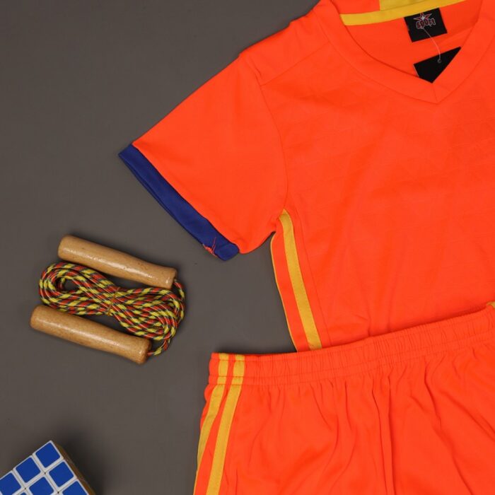 ⁦طقم رياضي (تيشيرت وشورت) للأطفال لون برتقالي وأصفر⁩ - الصورة ⁦8⁩