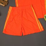 ⁦طقم رياضي (تيشيرت وشورت) للأطفال لون برتقالي وأصفر⁩ - الصورة ⁦9⁩