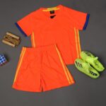 ⁦طقم رياضي (تيشيرت وشورت) للأطفال لون برتقالي وأصفر⁩ - الصورة ⁦10⁩