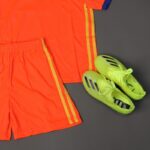 ⁦طقم رياضي (تيشيرت وشورت) للأطفال لون برتقالي وأصفر⁩ - الصورة ⁦11⁩