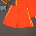 ⁦طقم رياضي (تيشيرت وشورت) للأطفال لون برتقالي وأصفر⁩ - الصورة ⁦12⁩