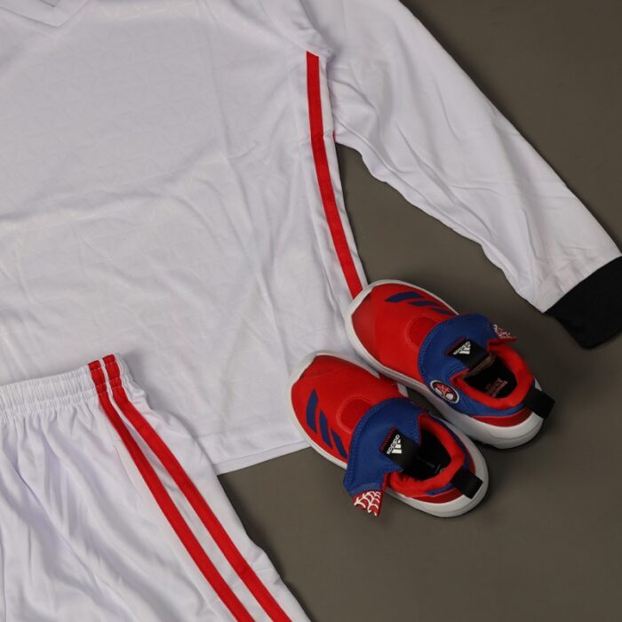 ⁦طقم رياضي (تيشيرت وشورت) للأطفال لون أبيض وأحمر⁩ - الصورة ⁦2⁩