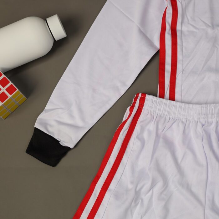 ⁦طقم رياضي (تيشيرت وشورت) للأطفال لون أبيض وأحمر⁩ - الصورة ⁦3⁩