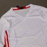 ⁦طقم رياضي (تيشيرت وشورت) للأطفال لون أبيض وأحمر⁩ - الصورة ⁦4⁩