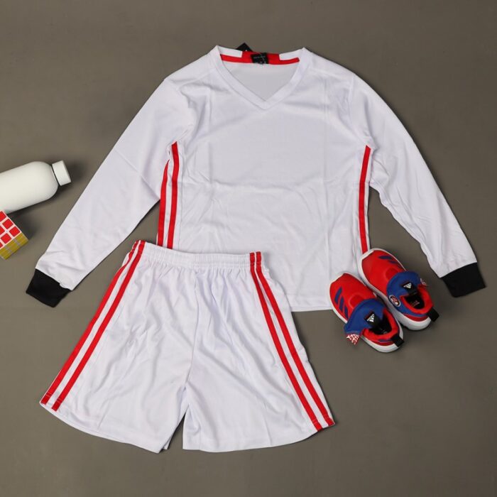 ⁦طقم رياضي (تيشيرت وشورت) للأطفال لون أبيض وأحمر⁩ - الصورة ⁦7⁩