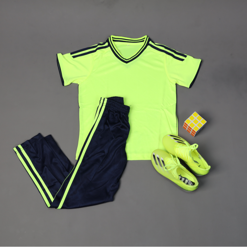 ⁦طقم رياضي (تيشيرت وبنطلون) للأطفال لون أصفر وأسود⁩ - الصورة ⁦1⁩